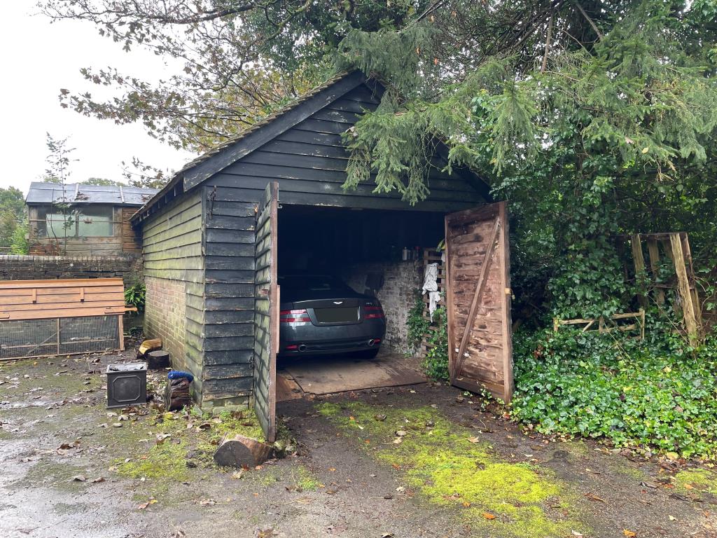 Lot: 48 - BARN WITH POTENTIAL - Detached garage